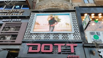 High-Quality Digital Screens for In-Store Advertising