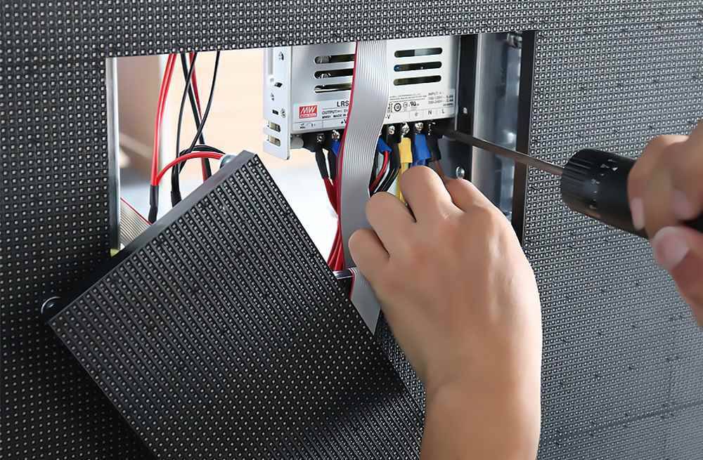 كيف تحافظ علي سلامة شاشات الليد الخارجية من التلف!