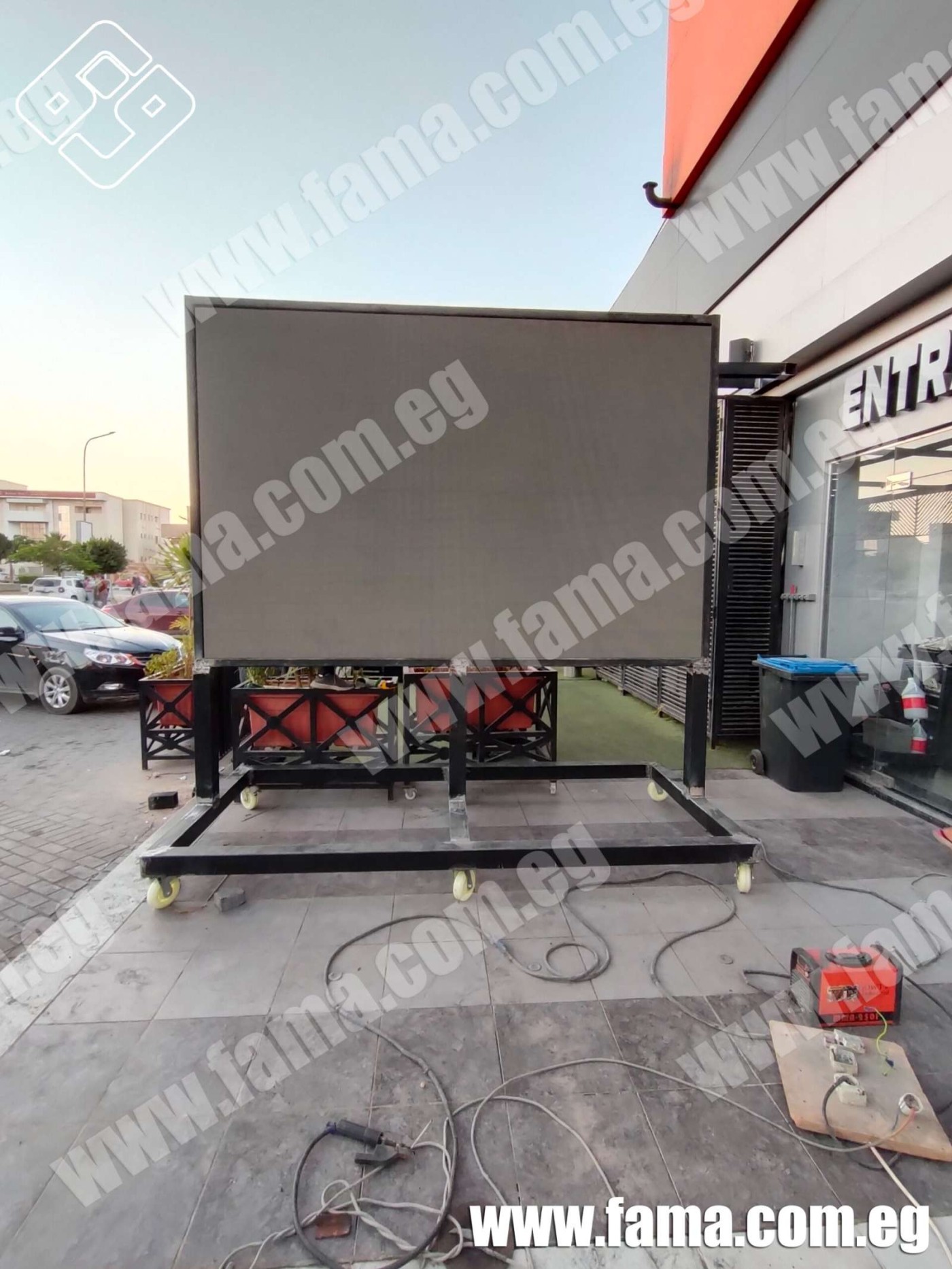 Giant outdoor LED screens for cafes check discounts