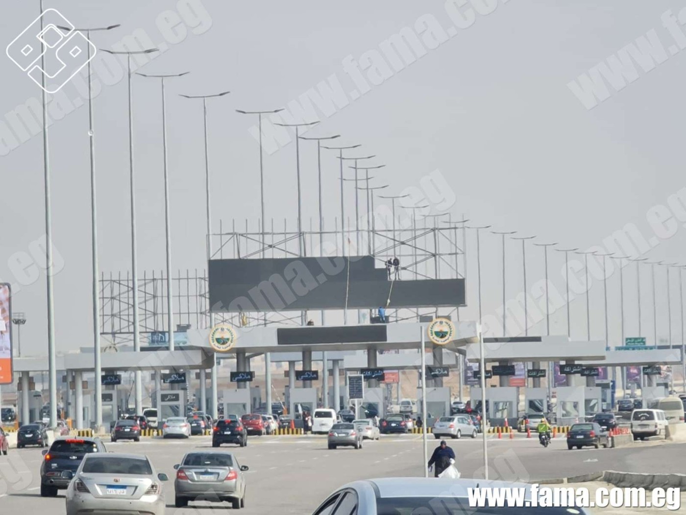 Street and bridge advertising display screens